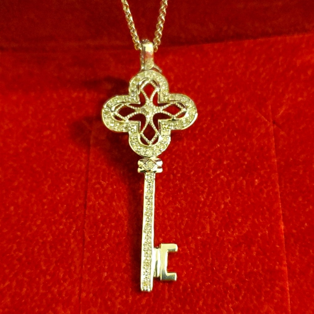 Affinity Diamond necklace: Key